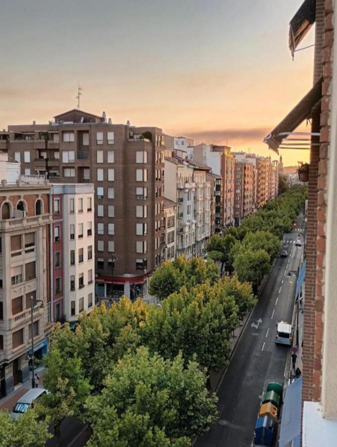 La Puerta Al Centro De Logrono Vino Crianza Y Desayuno Incluidos公寓 外观 照片